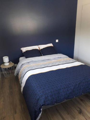 - une chambre bleue avec un lit doté de draps et d'oreillers bleus dans l'établissement Gîte 4/5 personnes - Marais Poitevin - Coulon, à Coulon