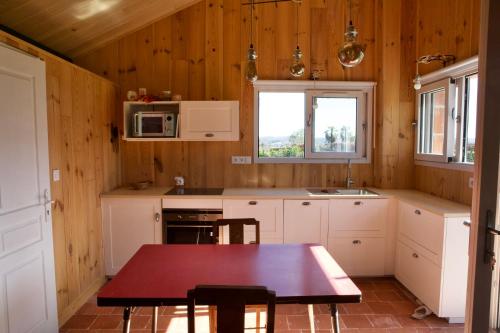 uma cozinha com uma mesa no meio em La Contesse em Masseube