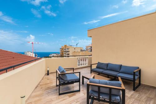 a balcony with chairs and a view of the ocean at SUPERBE PENTHOUSE PROCHE MONACO GRANDE TERRASSE in Beausoleil