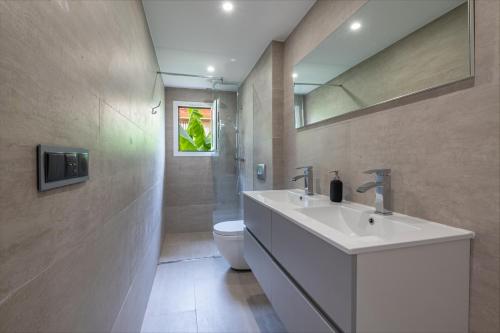 ボーソレイユにあるSUPERBE PENTHOUSE PROCHE MONACO GRANDE TERRASSEのバスルーム(洗面台、トイレ付)