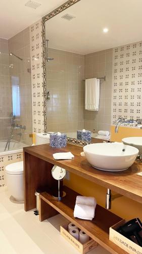 bagno con lavandino, servizi igienici e specchio di Villa Alter ad Alter do Chão