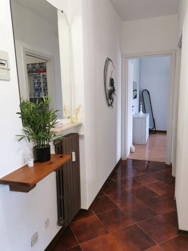 a hallway with a counter and a tile floor at Una finestra sul verde in Sassello