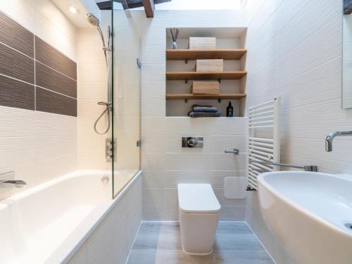 a bathroom with a tub and a toilet and a sink at Pass the Keys Stylish Apartment In The Heart Of Richmond in Richmond