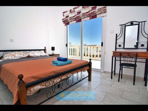 Postel nebo postele na pokoji v ubytování Villa 200m To The Coral Bay Strip, Large Pool