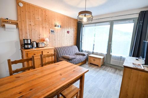 sala de estar con mesa y sofá en 24 M With Terrace Near The Center And The Slopes, en Saint-Gervais-les-Bains