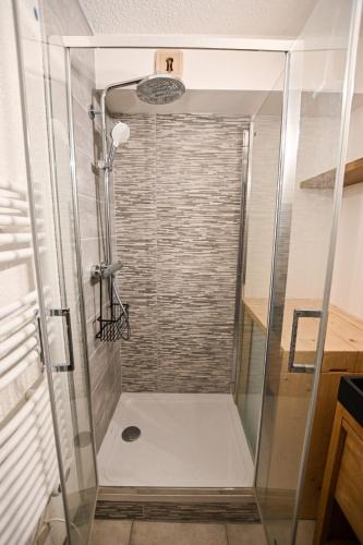 y baño con ducha y puerta de cristal. en 24 M With Terrace Near The Center And The Slopes, en Saint-Gervais-les-Bains