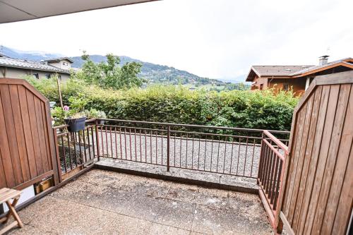 un balcón con una valla de madera y un banco en 24 M With Terrace Near The Center And The Slopes, en Saint-Gervais-les-Bains