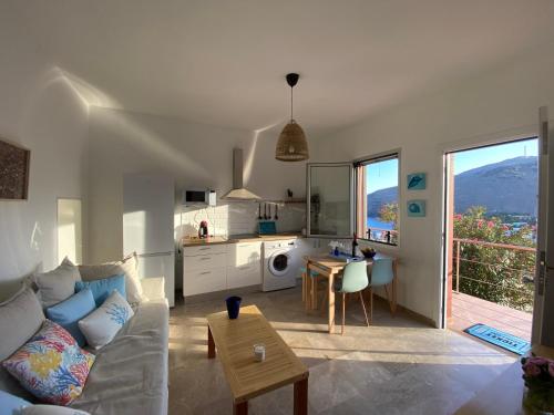 uma cozinha e sala de estar com um sofá e uma mesa em Casa Doris em San Sebastián de la Gomera