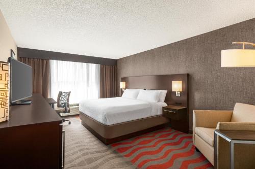 เตียงในห้องที่ Holiday Inn Boston Bunker Hill Area, an IHG Hotel