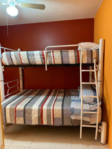 1 dormitorio con 2 literas en una habitación en Sensity Home Casa confortable en Fracc Privado Céntrica, en Tehuacán