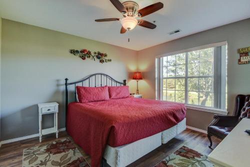 een slaapkamer met een bed en een plafondventilator bij Shelter In Faith - Amazing Golf Views - Blocks From 76 Strip, Location!! in Branson