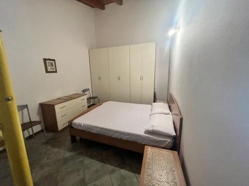 niewielka sypialnia z łóżkiem i komodą w obiekcie Residence Sulcis 2 w mieście Masainas