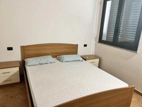 1 dormitorio con 1 cama en una habitación con ventana en Residence Sulcis 5, en Masainas