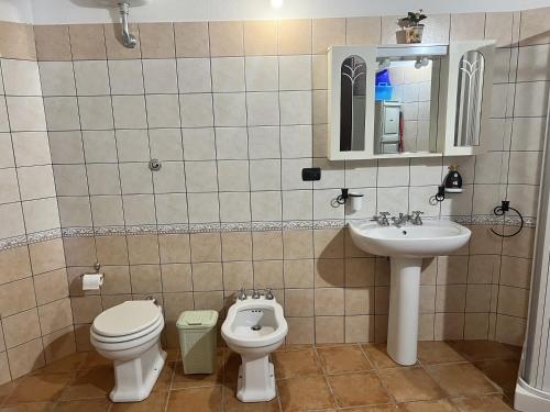 y baño con aseo y lavamanos. en Residence Sulcis 5, en Masainas