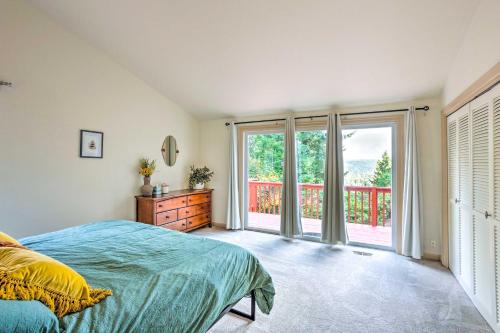 ein Schlafzimmer mit einem Bett und einem großen Fenster in der Unterkunft Stunning Puyallup Oasis with Views and Game Room! in Puyallup