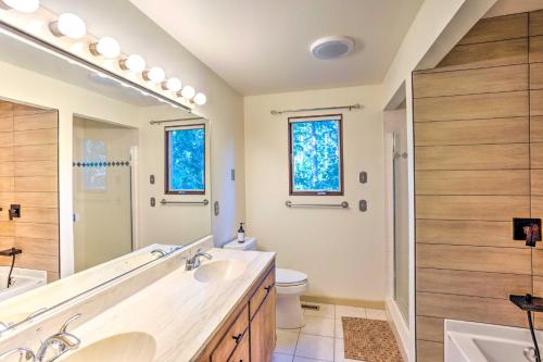 baño con 2 lavabos y espejo grande en Stunning Puyallup Oasis with Views and Game Room!, en Puyallup