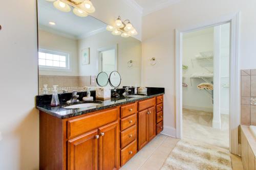 een badkamer met een wastafel en een spiegel bij Sarah Sue in Carolina Beach