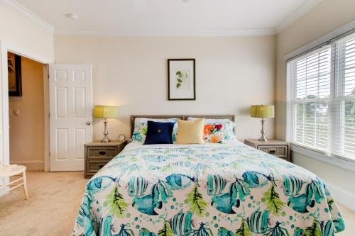een slaapkamer met een bed met een kleurrijke sprei bij Sarah Sue in Carolina Beach