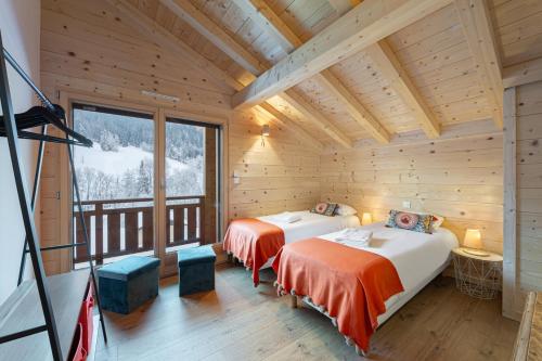 Ένα ή περισσότερα κρεβάτια σε δωμάτιο στο Quatre Sam - Chalet - BO Immobilier- Châtel - remises sur les forfaits de skis Châtel ou Portes du soleil