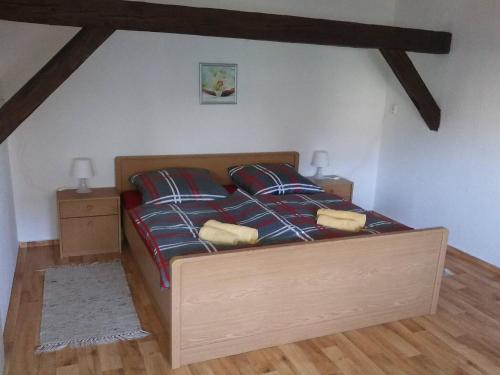 ein Schlafzimmer mit einem Bett mit zwei Kissen in der Unterkunft Apartment 4 Langelsheim Harz in Langelsheim