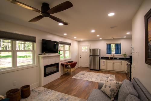uma sala de estar com uma lareira e uma ventoinha de tecto em Mission Springs Resort em Ashland