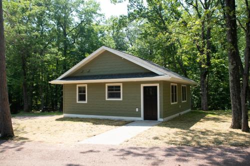 uma pequena casa no meio da floresta em Mission Springs Resort em Ashland