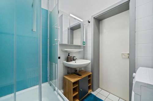 a bathroom with a sink and a shower at Infinity Stay: Bis zu 4 Personen Zentrum Wassernah Netflix in Wilhelmshaven