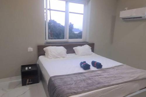 Un dormitorio con una cama con dos sombreros. en RK island view 3 bedroom apartment en Dabolim