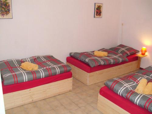 pokój z 2 łóżkami w obiekcie Apartment 2 Langelsheim Harz w mieście Langelsheim
