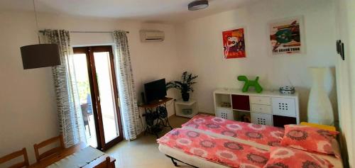 ein Wohnzimmer mit einem Bett und einem TV in der Unterkunft Ana's in Stari Grad