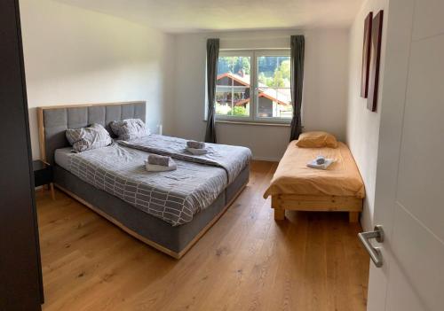 Un dormitorio con una cama grande y una ventana en Ferienhaus-Naehe-Kochel-am-See en Großweil