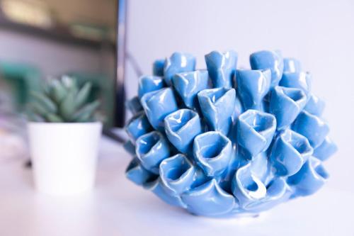 a blue vase filled with blue flowers on a table at Casa Limonada Boutique Motel in Sarasota