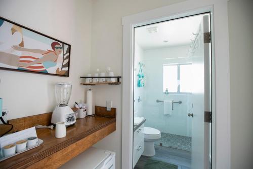 a bathroom with a blender on a wooden counter at Casa Limonada Boutique Motel in Sarasota