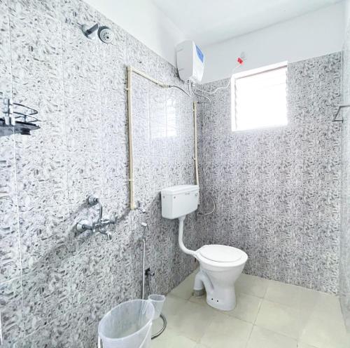 een badkamer met een toilet en een douche bij Tranquiland in Kodaikānāl