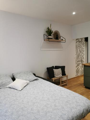 une chambre avec un lit avec une couette bleue dans l'établissement Charmant studio Bayeux centre ville historique, à Bayeux