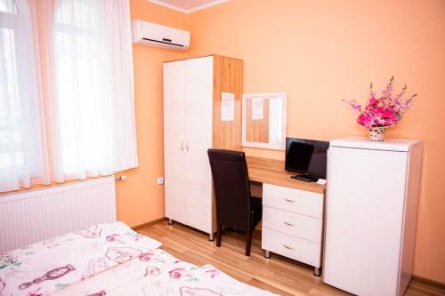 um quarto com uma cama e uma secretária com um computador em Lucky 2 em Pavel Banya