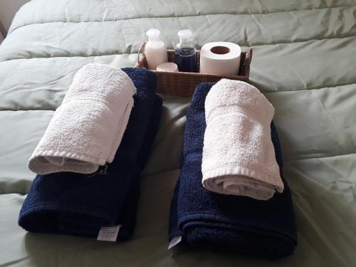 un par de toallas y artículos de aseo en una cama en Habitacion privada en hermosa casa centrica de Ciudad en Mendoza