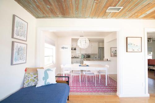 a living room with a table and a dining room at Casa Limonada Boutique Motel in Sarasota