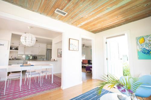 a dining room and kitchen with a table and chairs at Casa Limonada Boutique Motel in Sarasota