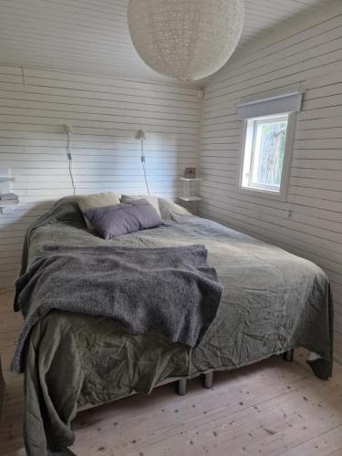 a bedroom with a large bed in a room at Liten stuga med fantastiskt läge in Tofta