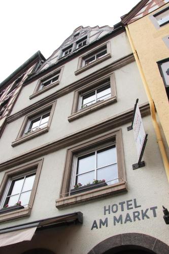 a hotel am market sign on the side of a building at Hotel am Markt in Cochem