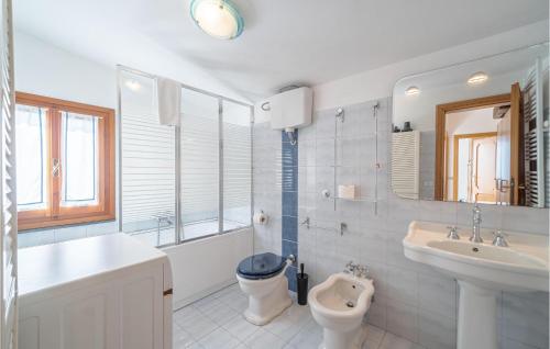 ソーリにあるCasa Serenaの白いバスルーム(洗面台、トイレ付)