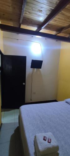 Cama ou camas em um quarto em La Casona Hostel