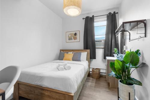 a bedroom with a bed and a window at Le Sand & Stone Hotel in Montréal