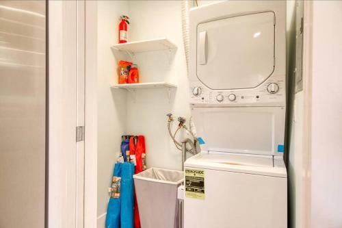 uma cozinha com máquina de lavar e secar roupa num quarto em Paradise 4 min to the Beach with Private Heated Pool em Deerfield Beach