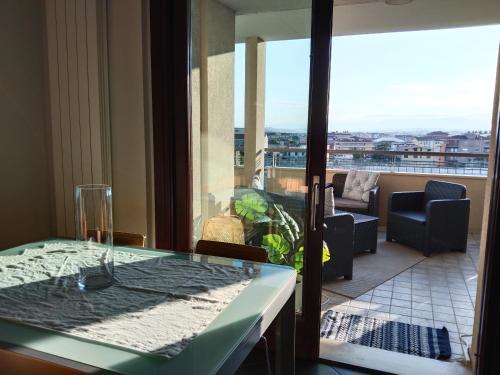 een kamer met een tafel en uitzicht op een balkon bij Casa Luigi in Montesilvano