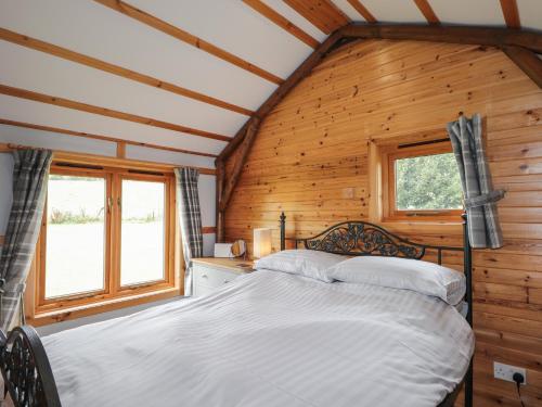 1 dormitorio con 1 cama en una cabaña de madera en Ben View, en Keith