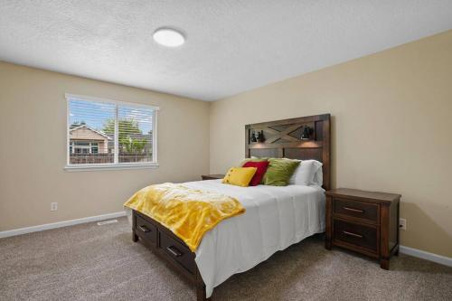 sypialnia z dużym łóżkiem i oknem w obiekcie Remodeled, Charming Retreat on the City's Doorstep w mieście Boise