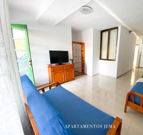 Televiisor ja/või meelelahutuskeskus majutusasutuses Apartamento Jema, a un paso de la playa