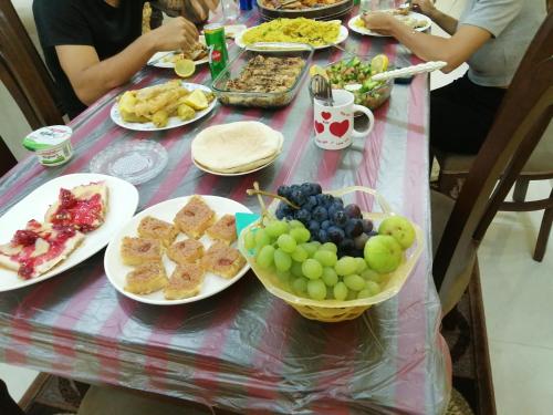 Φαγητό σε αυτό το διαμέρισμα ή κάπου εκεί κοντά